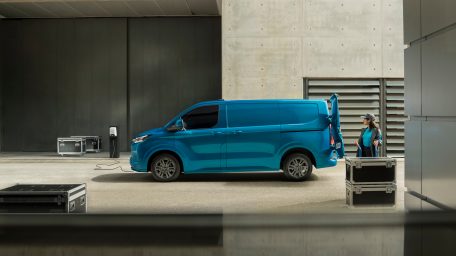 Η Ford Pro αποκαλύπτει το ταξίδι εξηλεκτρισμού με το εντελώς νέο, πλήρως ηλεκτρικό E-Transit Custom