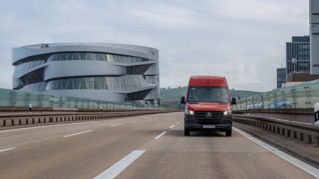 Σε πρόσφατη οδηγική δοκιμή, το νέο Mercedes-Benz eSprinter διήνυσε 475 χιλιόμετρα με μόνο μια φόρτιση