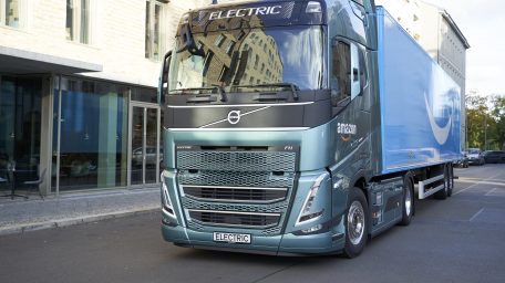 Η Volvo παραδίδει ηλεκτρικά φορτηγά με χάλυβα χωρίς ορυκτά στους πελάτες