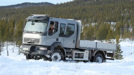 Η Volvo Trucks παρουσιάζει το αναβαθμισμένο Volvo FL 4×4 για απαιτητικές εργασίες