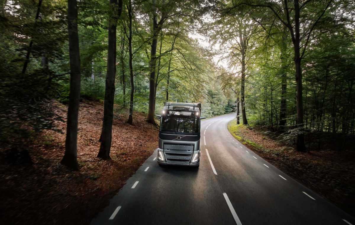 Η Volvo Trucks παρουσιάζει την πρώτη παγκοσμίως τεχνολογία κινητήρα με λειτουργία stop/start για εξοικονόμηση καυσίμου και μείωση εκπομπών CO₂