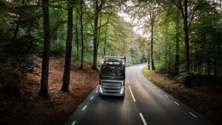 Η Volvo Trucks παρουσιάζει την πρώτη παγκοσμίως τεχνολογία κινητήρα με λειτουργία stop/start για εξοικονόμηση καυσίμου και μείωση εκπομπών CO₂