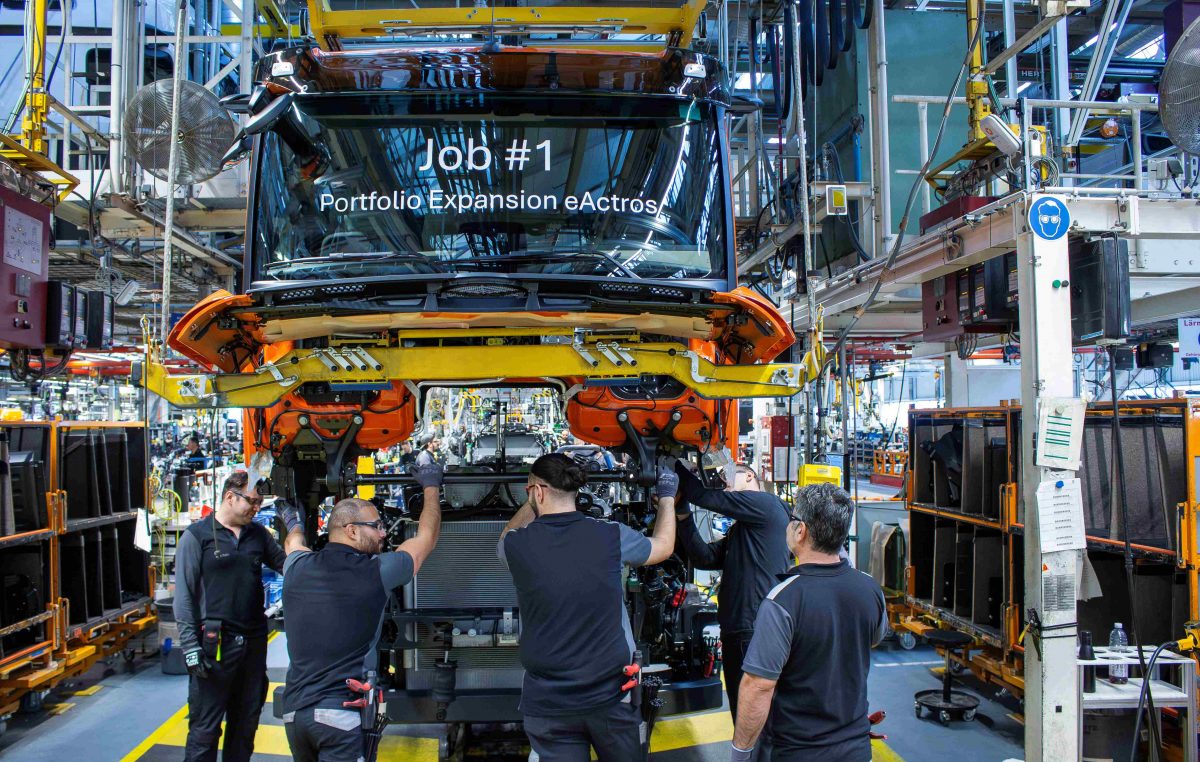 Η Mercedes-Benz Trucks επεκτείνει τη γκάμα των ηλεκτρικών φορτηγών με μπαταρία