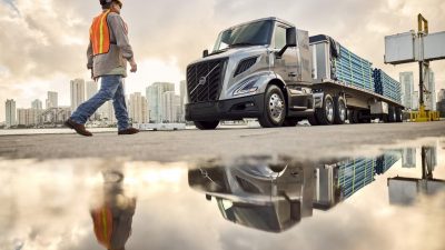 VOLVO VNR: Οι πρώτες μονάδες έχουν πλέον βγει από τη γραμμή συναρμολόγησης