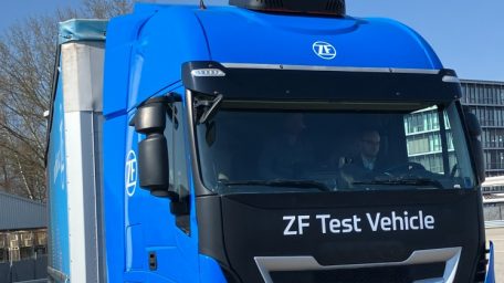 Αντιμετωπίζοντας την πρόκληση της απανθρακοποίησης: Το υβριδικό κιβώτιο TraXon 2 Hybrid σε δοκιμές με ευρωπαϊκά μέσα ενημέρωσης