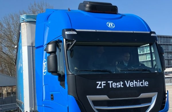 Αντιμετωπίζοντας την πρόκληση της απανθρακοποίησης: Το υβριδικό κιβώτιο TraXon 2 Hybrid σε δοκιμές με ευρωπαϊκά μέσα ενημέρωσης