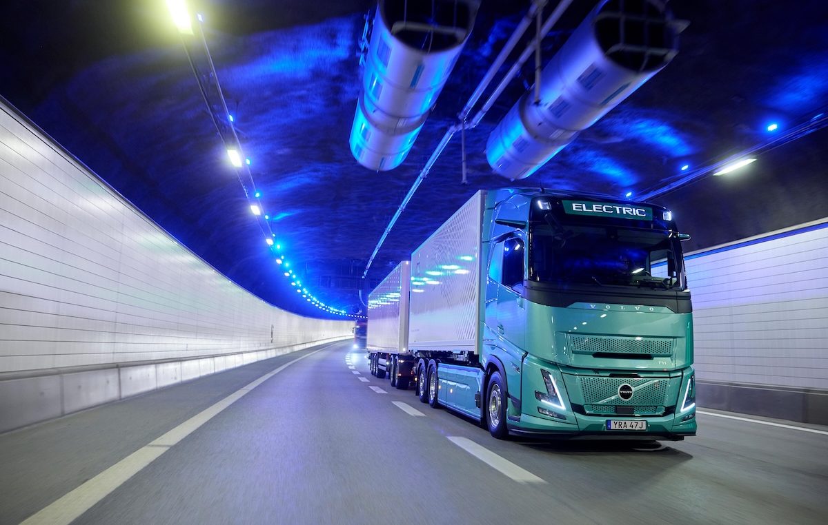 Η Volvo Trucks παρουσιάζει νέο ηλεκτρικό φορτηγό 80 τόνων με μεγαλύτερη αυτονομία