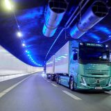Η Volvo Trucks παρουσιάζει νέο ηλεκτρικό φορτηγό 80 τόνων με μεγαλύτερη αυτονομία