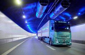 Η Volvo Trucks παρουσιάζει νέο ηλεκτρικό φορτηγό 80 τόνων με μεγαλύτερη αυτονομία