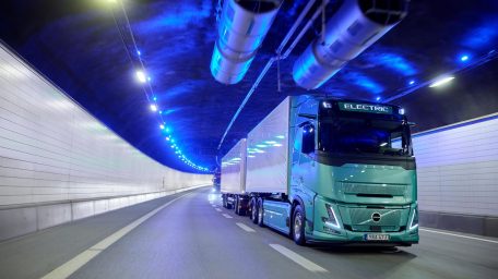 Η Volvo Trucks παρουσιάζει νέο ηλεκτρικό φορτηγό 80 τόνων με μεγαλύτερη αυτονομία